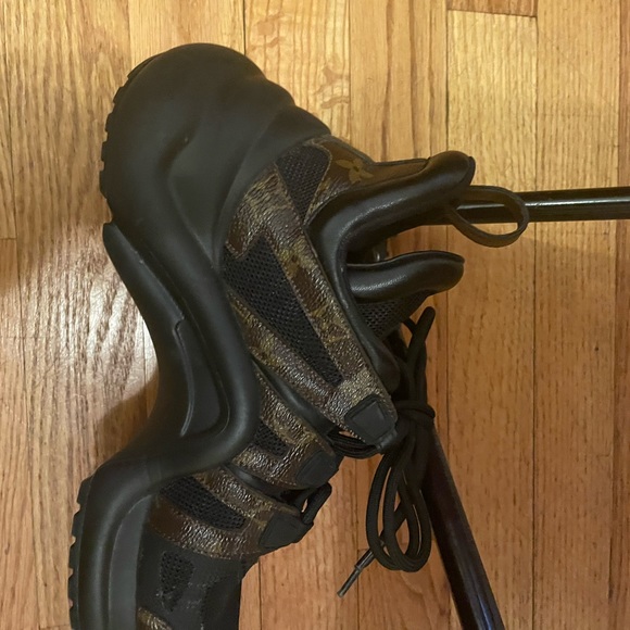 Louis Vuitton - Picture 5 of 8